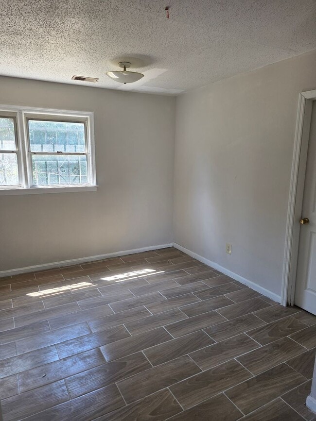 Building Photo - 3/4 BR  Brick ranch