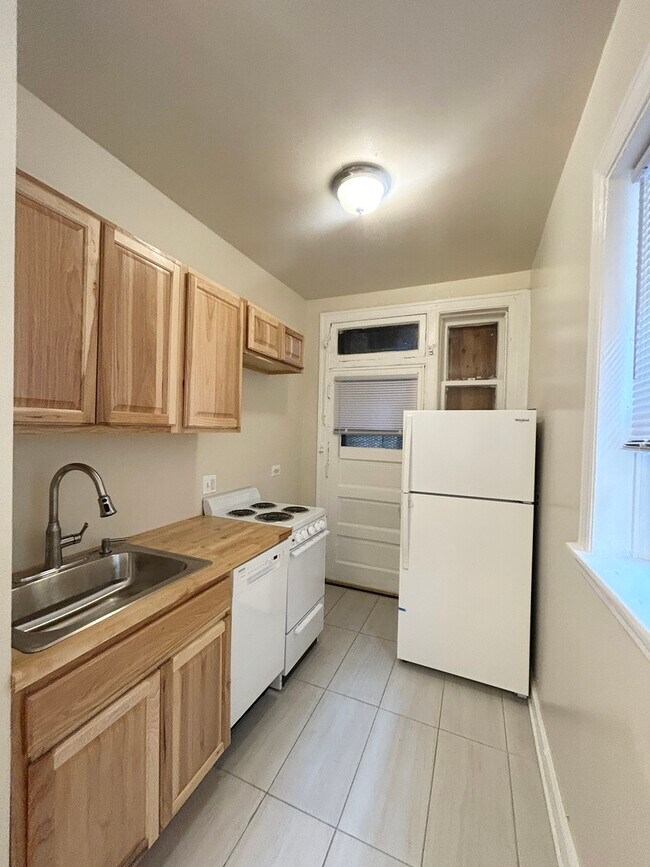 Building Photo - 1345 1/2 West Touhy Avenue