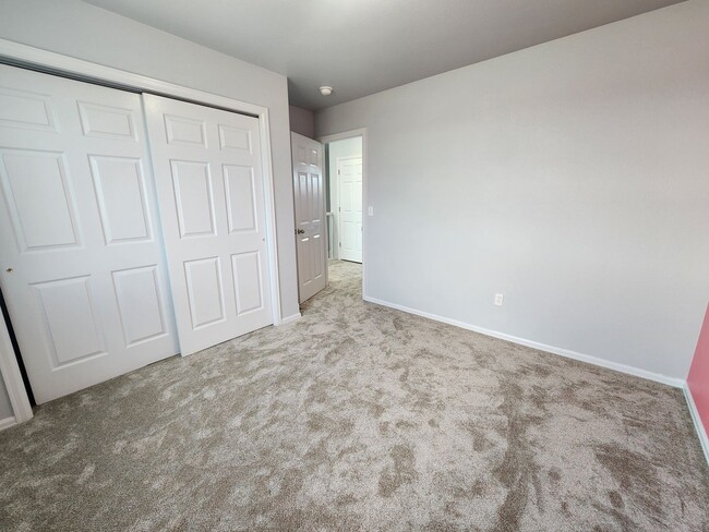Building Photo - Captivating 6 Bed, 4 Bath Home Near Black ...
