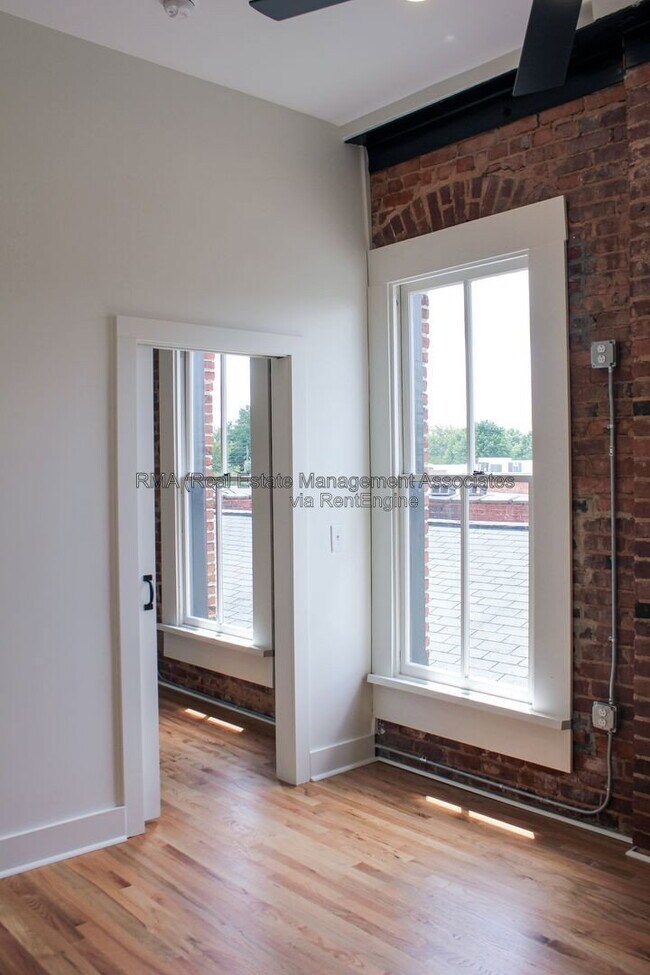 Building Photo - 4 6/8 Zebulon St