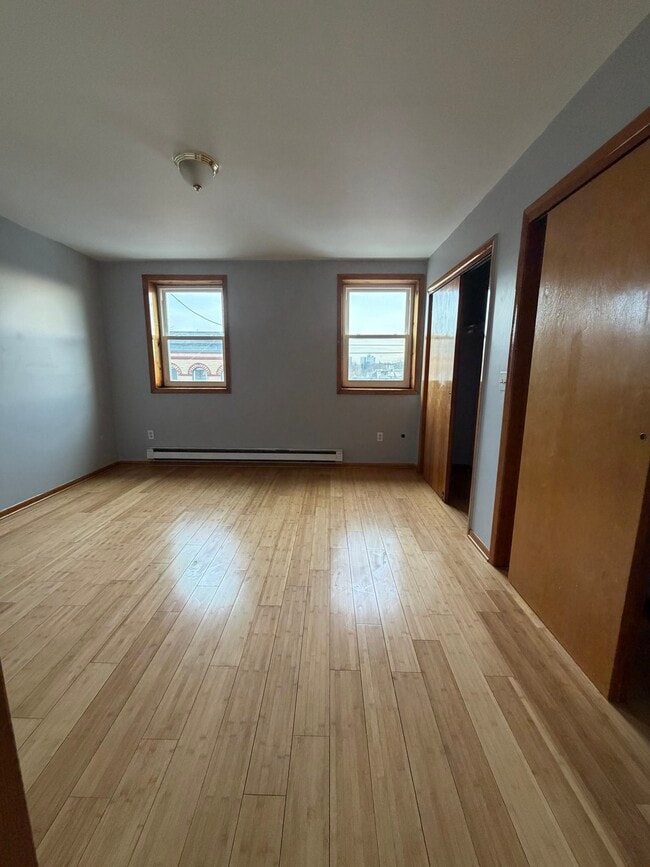 Building Photo - 592 N 6th St