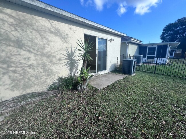 Building Photo - 8440 Oak Crossing Dr W