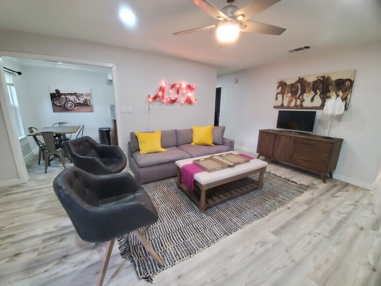 Building Photo - 2501 Parker Ln