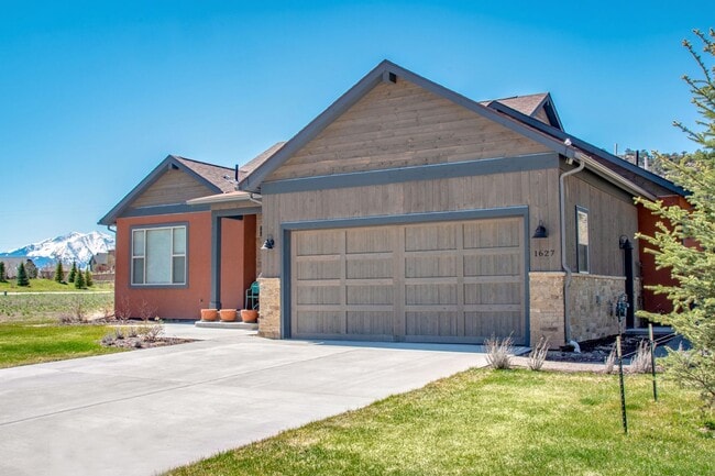 Building Photo - 3 Bedroom 2 Bathroom Ranch Style Home in I...
