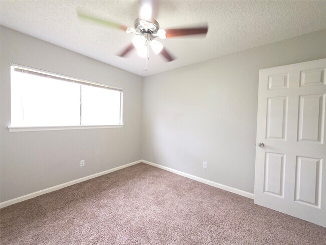 Building Photo - 9814 Kiwi Ln