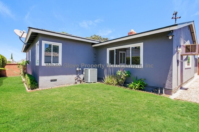 Building Photo - Spacious Fullerton 4BD Home with Dual Living Areas, Updated Kitchen & Screened Patio