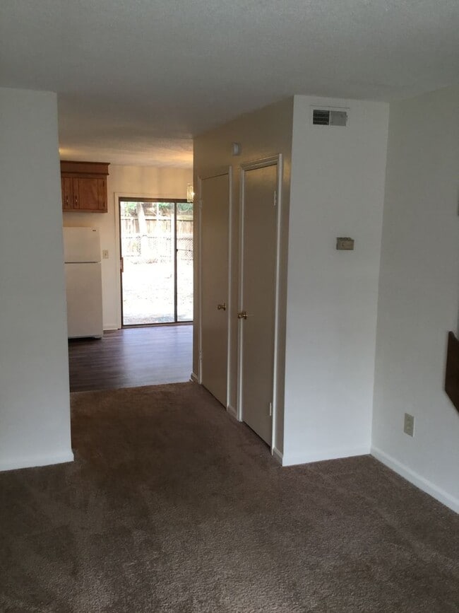 Building Photo - Nice 2 Bedroom, 1.5 Bath Townhome in Summe...