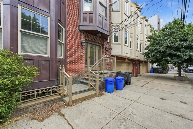Building Photo - 610 Madison St
