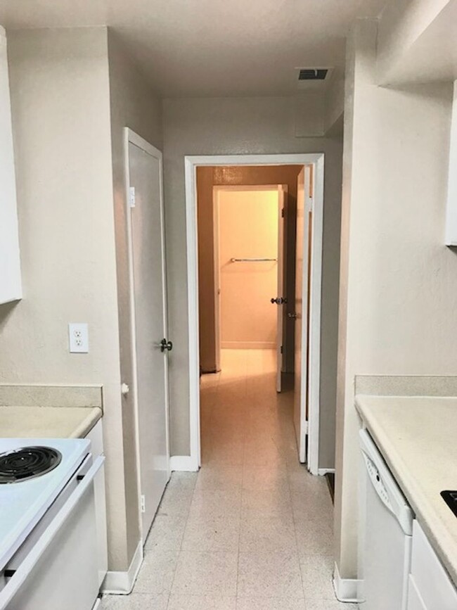 Building Photo - 3 Bed 1.5 Bath Townhouse in Antioch -- COM...
