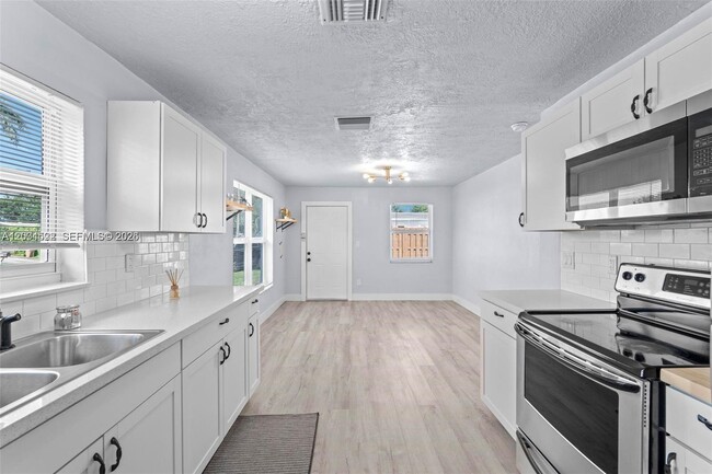 Building Photo - 5621 SW 38th Ct