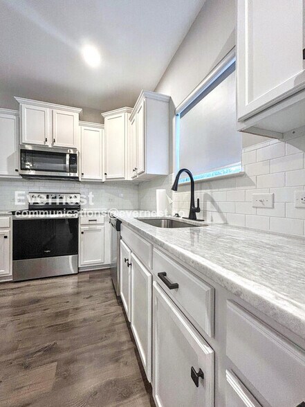 Building Photo - 2031 Darby View Ln