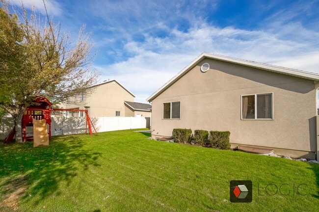 Building Photo - Stunning Single Family Home In Excellent L...