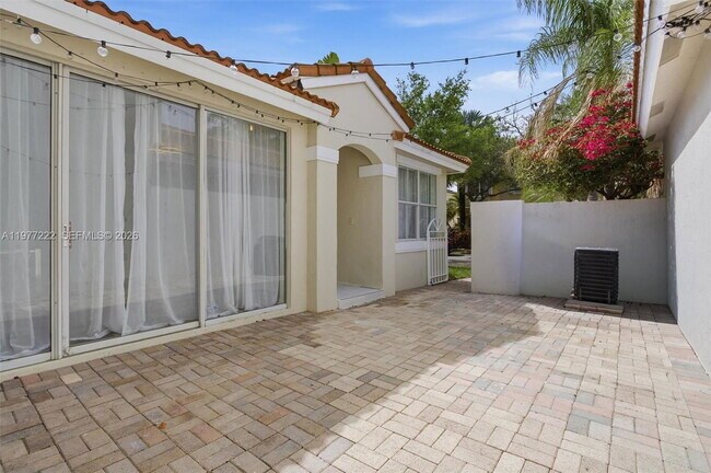 Building Photo - Seagrape Way, Hollywood, FL 33019 - 2 BR 2 BA townhouse