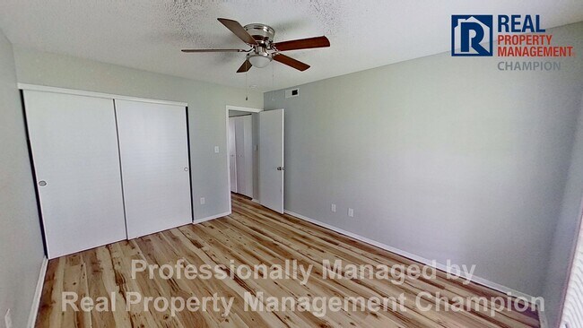 Building Photo - Adorable 2 BD/1 BA Duplex with Covered Back Patio