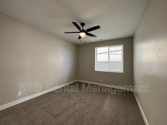Building Photo - 840 Twin Lakes Dr