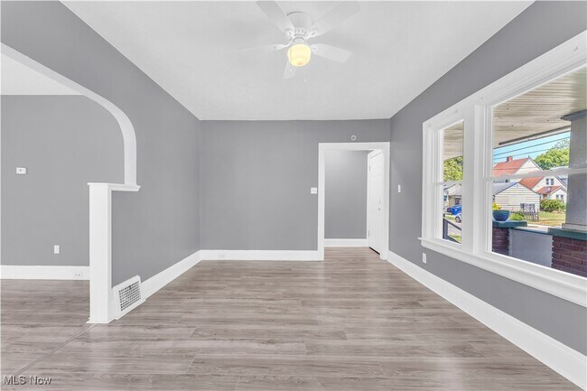 Building Photo - 364 E 161st St