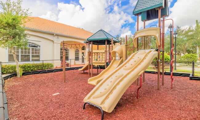 Building Photo - 2103 Myrtlewood Cir E