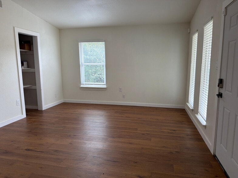 Building Photo - Room in House on Rockridge Dr