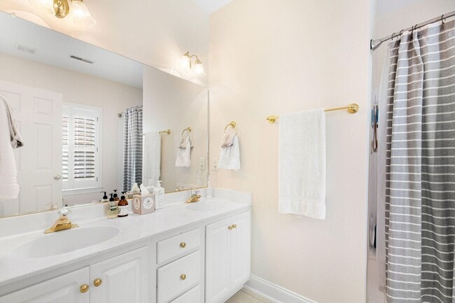 Building Photo - Gorgeous three bedroom single family home in Mount Pleasant