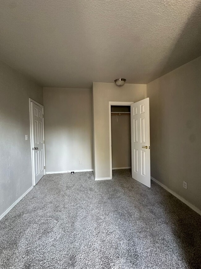 Building Photo - Adorable home in La Pine area, 1.5 acres fully fenced!!