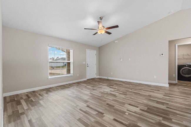 Building Photo - 3BR, 2BA Available Now with Fenced Yard and New Floors, North Marion Oaks