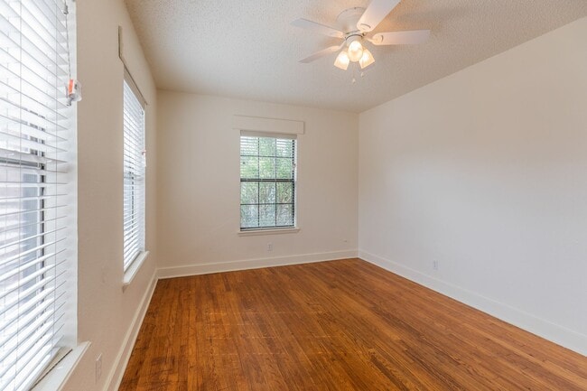 Building Photo - 3 Bedroom 2 Bath Home