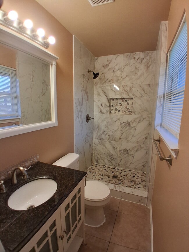 Building Photo - 3611 Palm Dr