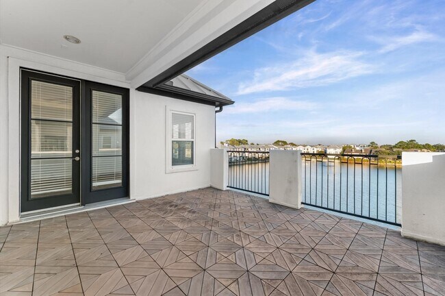 Building Photo - 2202 Lakeshore Edge Dr