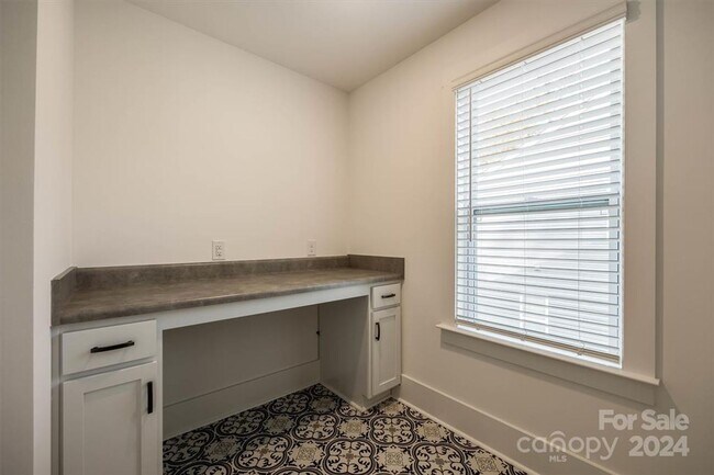 Building Photo - 1241 Eastway Dr