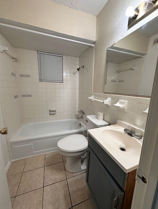 Building Photo - ALL UTILITIES INCLUDED in Cozy and Convenient 1 bedroom