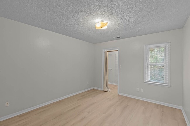 Building Photo - Newly renovated 2 bedroom 1 bathroom duplex