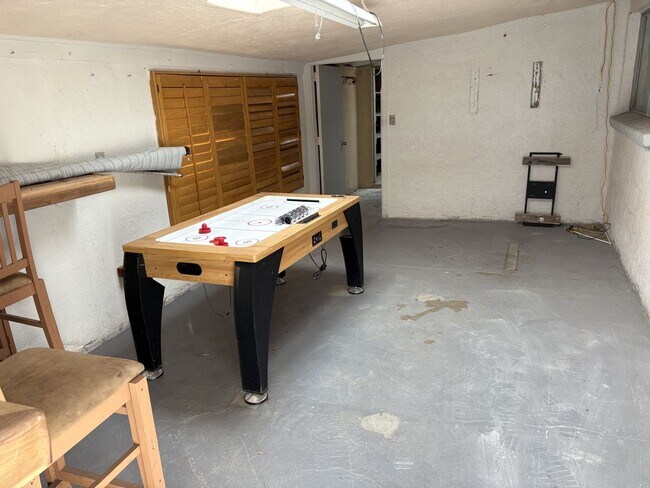 Building Photo - Great central location on cul-de-sac