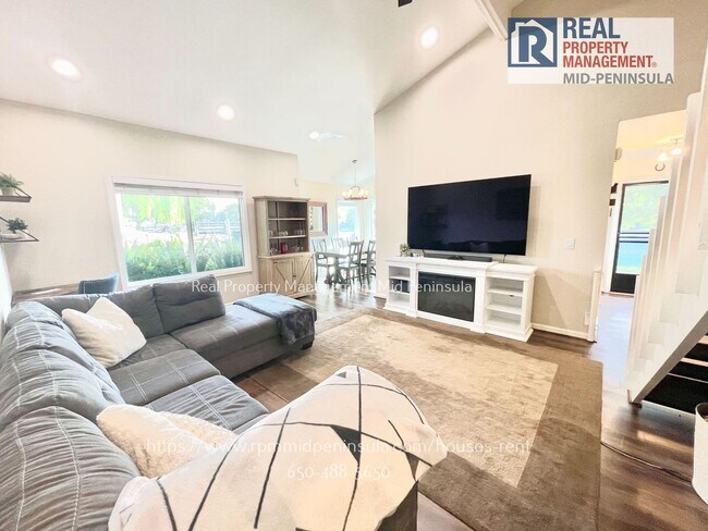 Building Photo - Stunning 2 Bedroom 1.5 Bathroom Waterfront Townhome in Foster City