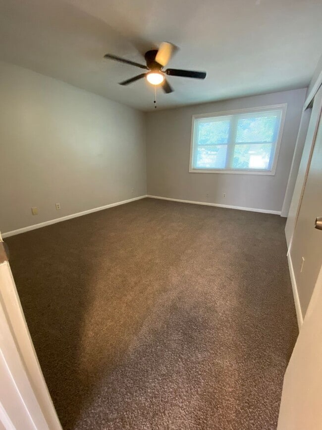 Building Photo - 2Bedroom 1.5Bath - $900 - REDUCED RENT!!