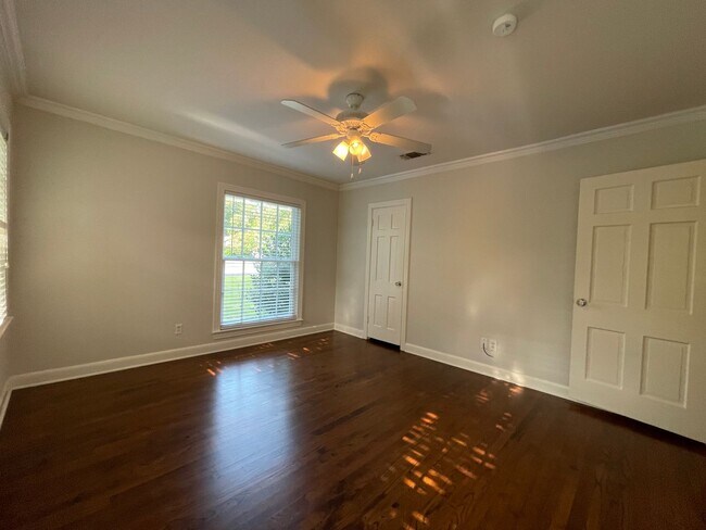 Building Photo - AVAILABLE NOW --3 BEDROOM 2 BATH HOME IN T...