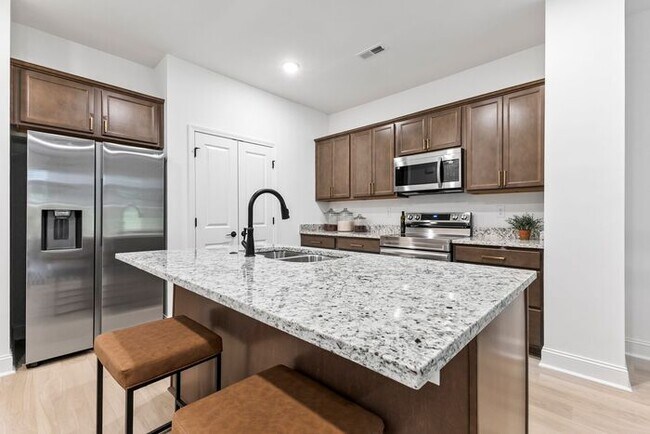 Building Photo - ONE-MONTH FREE RENT Move-Incentitive!!! 3b...