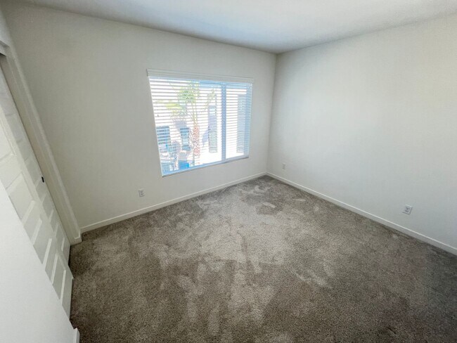 Building Photo - Perfect 2 Bed 2.5 Bath Orange Condo!