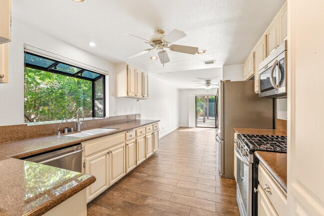 Building Photo - 40588 Clover Ln
