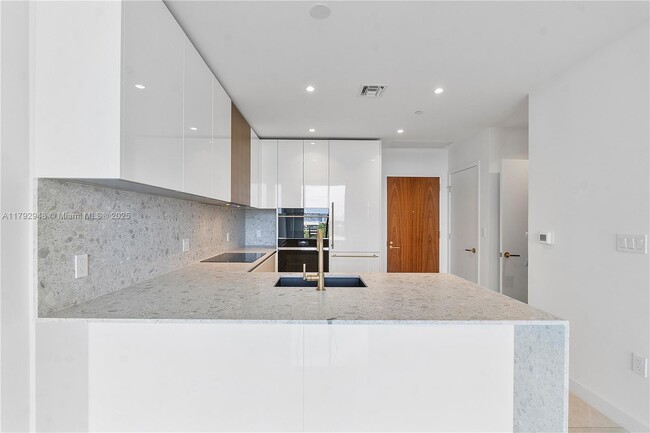 Building Photo - 2678 Tigertail Ave