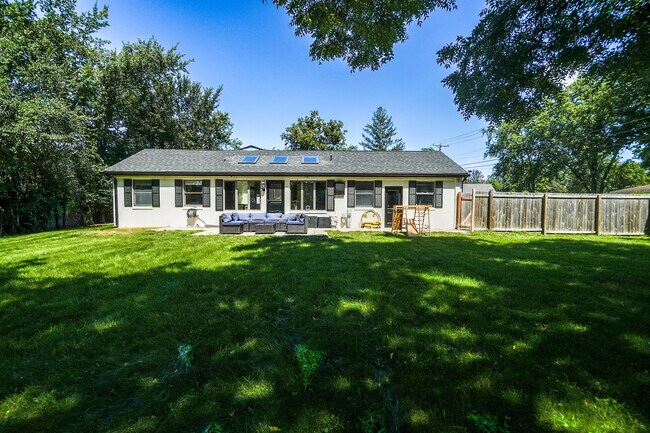 Building Photo - 3825 Maple Ave
