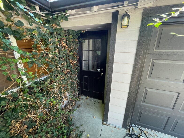 Building Photo - 1991 Glen Garry Dr