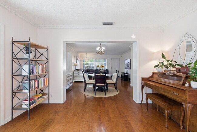 Building Photo - 2039 Pine Ridge Dr