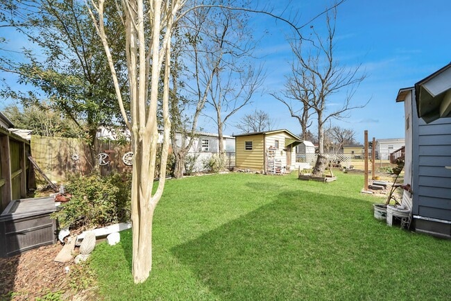 Building Photo - 215 St Charles Dr