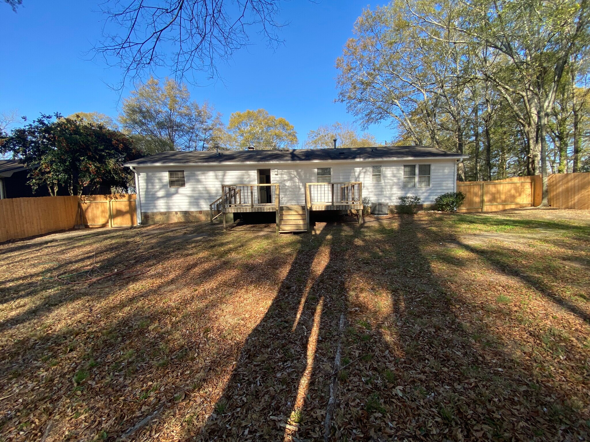 Building Photo - 1015 Eastview Rd NE