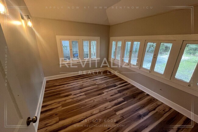 Building Photo - Beautiful Renovated 3 Bedroom/2 Bathroom H...