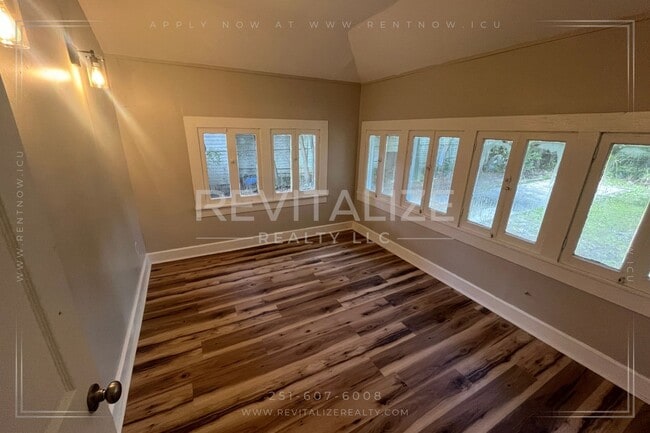 Building Photo - Rent lowered to $995, just in time for Lab...