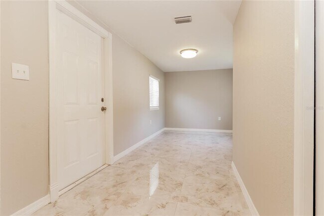 Building Photo - 4223 W Grace St