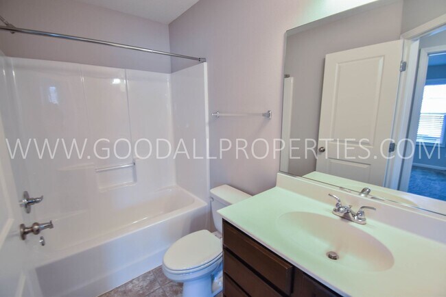 Building Photo - 2 Bedroom 2.5 Bath end unit Townhome in West Des Moines with attached garage