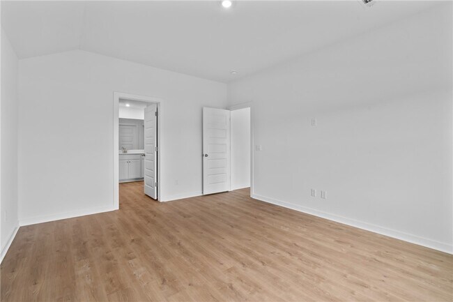 Building Photo - 813 Heeler Ave