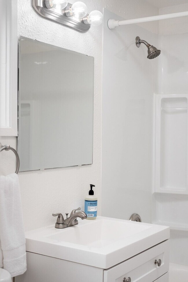 Building Photo - 838 SE Tacoma St